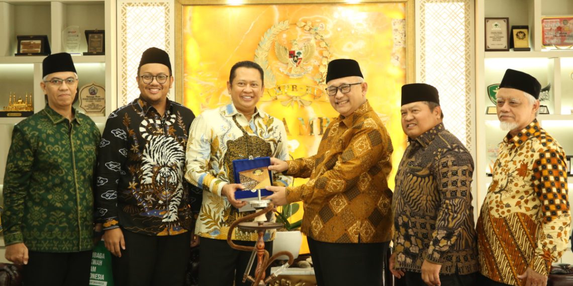 Ketua MPR RI Bambang Soesatyo menerima kunjungan Ketua Umum DPP LDII KH Chriswanto Santoso beserta jajarannya di Komples Widya Chandra, Kebayoran Baru, Jakarta, Selasa (17/10). Foto: LINES.