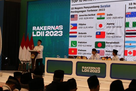 Menteri Perdagangan Zulkifli Hasan (Zulhas) memberikan materi pembekalan kepada peserta Rakernas LDII 2023 di Grand Ballroom Minhaajurrosyidin, Pondok Gede, Jakarta pada Selasa (7/11).